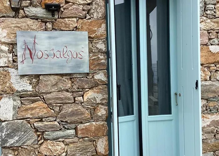 νοσταλγός-πέτρινο σπίτι με θέα στο αιγαίο Apartman *